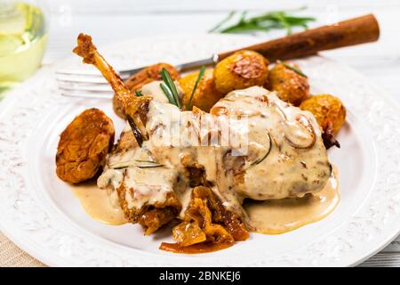 Gebratenes Kaninchenfleisch mit Rosmarin in Sour Cream Sauce und Kartoffel Stockfoto