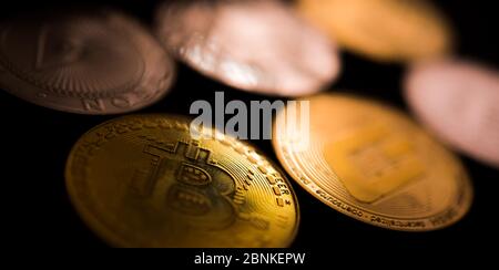 Sechs Bitcoin Kryptowährung Silber Und Goldene Münzen Auf Dem Tisch. Stockfoto