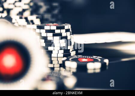 Nahaufnahme Von Black And White Casino Poker Chips In Bundles Auf Dem Tisch Gestapelt. Stockfoto