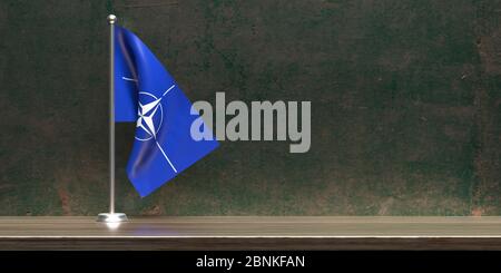 NATO-Flagge, Nordatlantische Vertragsorganisation oder Nordatlantische Allianz Zeichen Symbol auf Holzschreibtischhintergrund, kopieren Raum. 3d-Darstellung Stockfoto