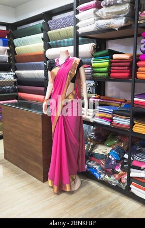 dh Natural Silk Factory Shop GALLE SRI LANKA Bunte Seide Bekleidungsgeschäft Display Kleidung Design