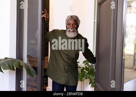 Älterer afroamerikanischer Mann, der seine Zeit zu Hause genießt Stockfoto