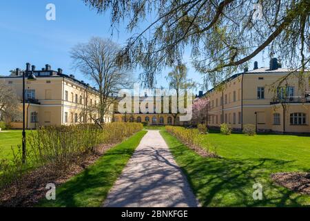 Historisches Gebäude mit einem wunderschönen Park in Helsinki, Finnland, ohne Menschen. Stockfoto