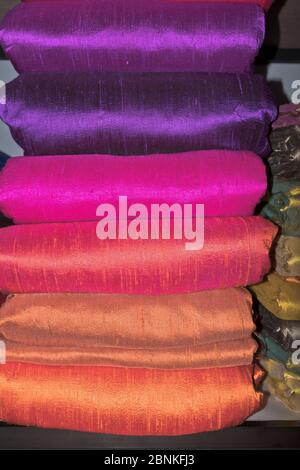 dh Natural Silk Factory Shop GALLE SRI LANKA Rollen von bunten Seide Material Stoff Shop Display handgemachte Stoff Textil
