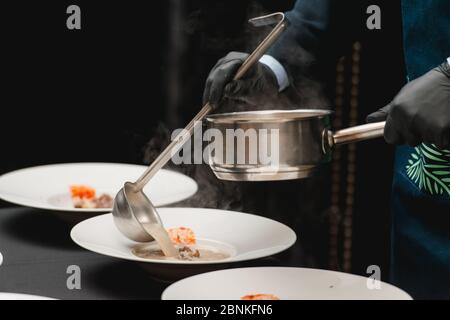 Traditionelles Gericht aus der Balkanküche - hausgemachtes Lamm in cremiger Sauce Stockfoto