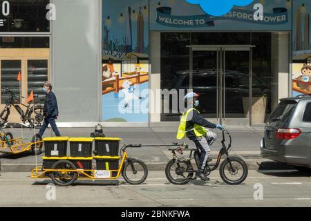 Whole Foods Market setzt Carla Cargo Anhänger mit E-Bike für die Lebensmittellieferung in Midtown Manhattan während der COVID-19 Pandemie in New York City, USA ein Stockfoto