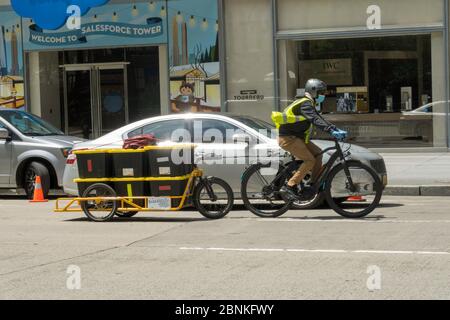 Whole Foods Market setzt Carla Cargo Anhänger mit E-Bike für die Lebensmittellieferung in Midtown Manhattan während der COVID-19 Pandemie in New York City, USA ein Stockfoto