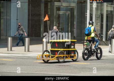 Whole Foods Market setzt Carla Cargo Anhänger mit E-Bike für die Lebensmittellieferung in Midtown Manhattan während der COVID-19 Pandemie in New York City, USA ein Stockfoto