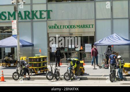 Whole Foods Market setzt Carla Cargo Anhänger mit E-Bike für die Lebensmittellieferung in Midtown Manhattan während der COVID-19 Pandemie in New York City, USA ein Stockfoto