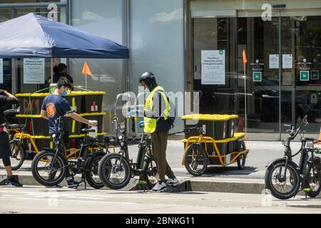 Whole Foods Market setzt Carla Cargo Anhänger mit E-Bike für die Lebensmittellieferung in Midtown Manhattan während der COVID-19 Pandemie in New York City, USA ein Stockfoto