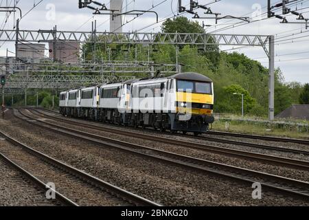 Fünf ehemalige Elektrolokomotiven der Klasse 90 von Greater Anglia fahren durch das Rugeley Trent Valley und fahren von Norwich Crown Point Depot nach Crewe Basford Hall Stockfoto