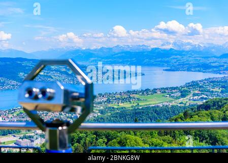 Panoramablick über Zürich, den See und die Alpen von oben auf dem Uetliberg Berg, von der Aussichtsplattform auf Turm auf dem Mt. Uetliberg, Schweiz, Europ. Stockfoto