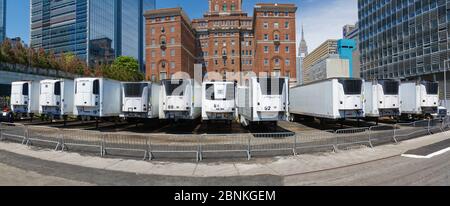 Kühltrucks, die im NYC Büro für medizinische Prüfer hinter dem Bellevue Krankenhaus für die überwältigende Menge an Todesfällen geparkt wurden Stockfoto