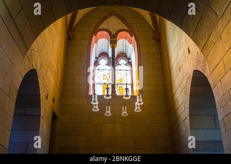 Innenaufnahme in der Kirche St. Johannis in Bad Dürkheim, 3-schiffiger, bedeutender frühgotischer Bau in der Pfalz, Stockfoto