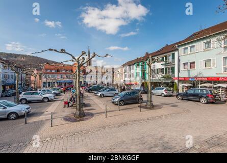 Marktplatz in Bad Dürkheim, im Hintergrund die Kirche St. Johannis, Beginn des Naturparks Pfälzer Wald, Stockfoto