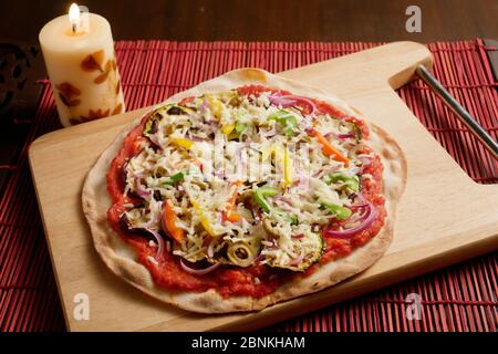 HAUSGEMACHTE AUBERGINEN, ZUCCINI, ZWIEBELPIZZA MIT JALAPENOS CAPSICUM UND KÄSE Stockfoto