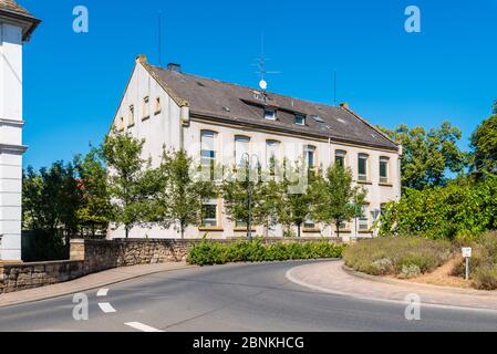 Alte Volksschule in der Steinhardter Straße in Bad Sobernheim, Landkreis Bad Kreuznach, einem Zentrum an der mittleren nahe, Stockfoto