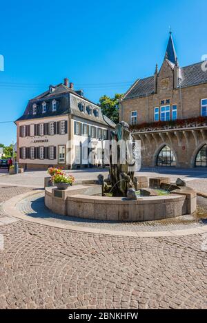 Marktplatz in Bad Sobernheim, Stadtteil Bad Kreuznach, Zentrum an der Mittleren nahe, mit Brunnen, Rathaus und Alte Apotheke Stockfoto