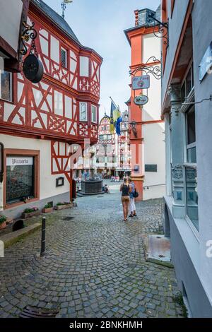 Historischer Marktplatz von Bernkastel-Kues, Mittelmosel, jahrhundertealte Fachwerkhäuser, das Renaissance-Rathaus (1608), der St. Michaelbrunnen (1606) und das Spitzhäuschen (1416) sind ein Spiegelbild des Mittelalters Stockfoto