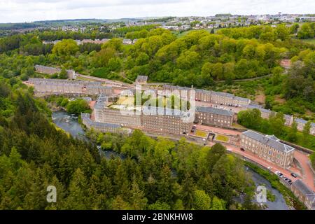 Luftaufnahme des New Lanark World Heritage Site während der Covid-19-Sperrung geschlossen, neben dem Fluss Clyde in South Lanarkshire, Schottland, Großbritannien Stockfoto