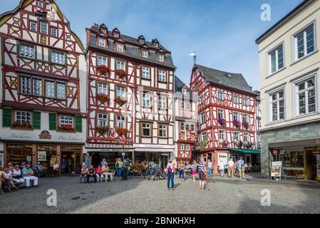 Historischer Marktplatz von Bernkastel-Kues, Mittelmosel, jahrhundertealte Fachwerkhäuser, das Renaissance-Rathaus (1608), der St. Michaelbrunnen (1606) und das Spitzhäuschen (1416) sind ein Spiegelbild des Mittelalters Stockfoto