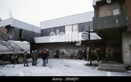 23. Februar 1994 während der Belagerung von Sarajevo: Französische Soldaten bewachen bosnisch-serbische Waffen auf einem Schulhof im Stadtteil Grbavica. Stockfoto
