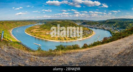 Hochauflösendes Panorama der Rheinschleife bei Boppard, vom Aussichtspunkt Gedeonseck aus gesehen, links Boppard Hamm, rechts Bornhofen, rechts Filsen, UNESCO-Welterbe Oberes Mittelrheintal, Stockfoto