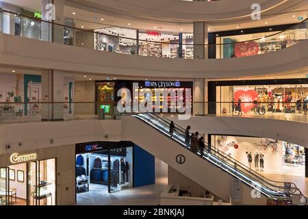 dh One Galle Face Einkaufszentrum COLOMBO SRI LANKA ASIEN Interieur der modernen Einkaufszentren Geschäfte Einkaufen Menschen Rolltreppe Center Shop lankan Stockfoto