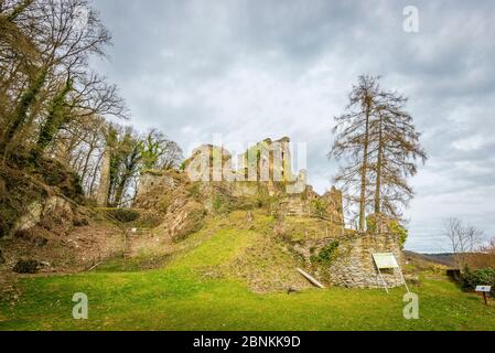 Dalburg bei Dalberg im Gräfenbachtal im Landkreis Bad Kreuznach, eine Spornburg mit einem Graben. Bauherr war Godebold von Weyersbach, heute Besitzer: Prinz zu Salm-Salm, Stockfoto