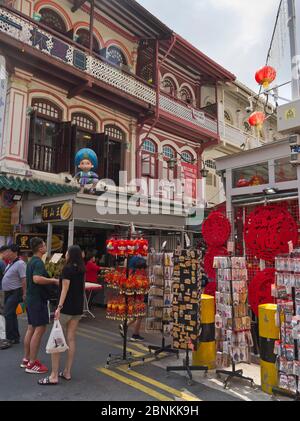 dh Chinese Street CHINATOWN SINGAPUR Touristen paar Straßen Shop Gebäude Geschäfte Stockfoto