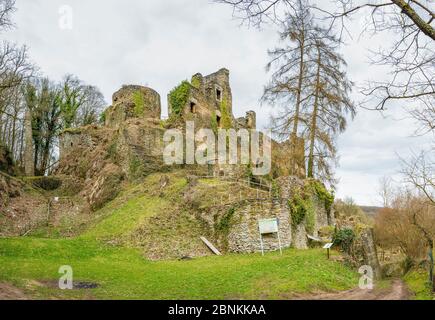 Dalburg bei Dalberg im Gräfenbachtal im Landkreis Bad Kreuznach, eine Spornburg mit einem Graben. Bauherr war Godebold von Weyersbach, heute Besitzer: Prinz zu Salm-Salm, Stockfoto