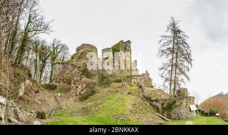 Dalburg bei Dalberg im Gräfenbachtal im Landkreis Bad Kreuznach, eine Spornburg mit einem Graben. Bauherr war Godebold von Weyersbach, heute Besitzer: Prinz zu Salm-Salm, Stockfoto