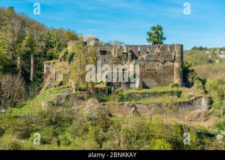 Dalburg bei Dalberg im Gräfenbachtal im Landkreis Bad Kreuznach, eine Spornburg mit einem Grabenstich-Panorama, erbaut von Godebold von Weyersbach, heute Besitzer: Prinz zu Salm-Salm, Stockfoto