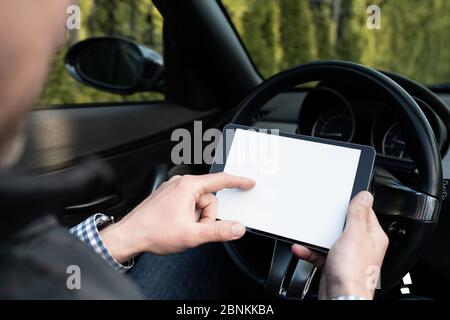 Business man beim Surfen Tablet und zeigt den leeren Handy-Bildschirm im Auto. Stockfoto