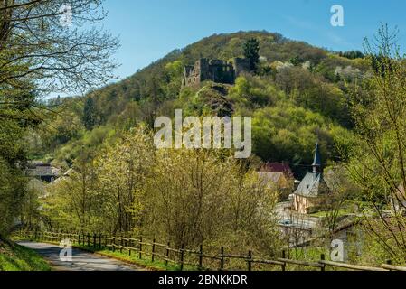 Dalburg bei Dalberg im Gräfenbachtal im Landkreis Bad Kreuznach, eine Spornburg mit einem Grabenstich-Panorama, erbaut von Godebold von Weyersbach, heute Besitzer: Prinz zu Salm-Salm, Stockfoto