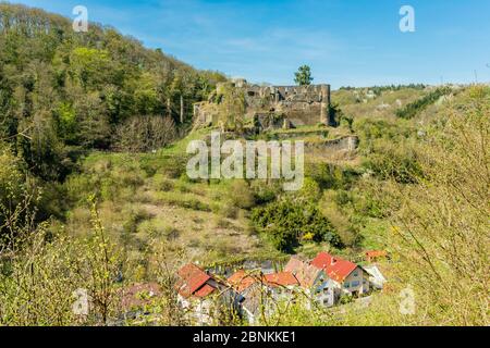 Dalburg bei Dalberg im Gräfenbachtal im Landkreis Bad Kreuznach, eine Spornburg mit einem Grabenstich-Panorama, erbaut von Godebold von Weyersbach, heute Besitzer: Prinz zu Salm-Salm, Stockfoto