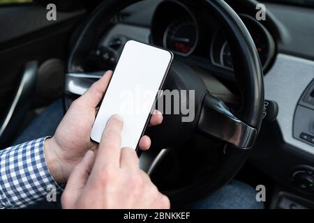 Der Fahrer passt die Navigation auf dem Tablet im Auto an. Stockfoto