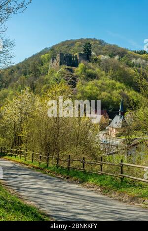 Dalburg bei Dalberg im Gräfenbachtal im Landkreis Bad Kreuznach, eine Spornburg mit einem Grabenstich-Panorama, erbaut von Godebold von Weyersbach, heute Besitzer: Prinz zu Salm-Salm, Stockfoto