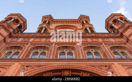 Fassadendetails des Roten Rathauses, Berliner Rathaus in Berlin, Deutschland Stockfoto