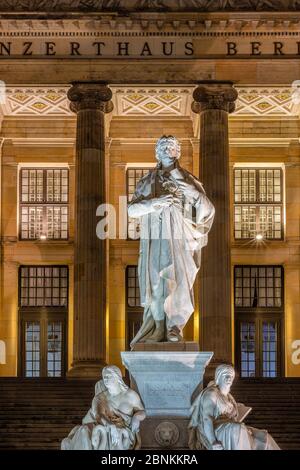 Berlin / Deutschland - 28. Februar 2017: Schiller-Denkmal am Gendarmenmarkt in der Mitte Berlins vor dem Konzerthaus Berlin Stockfoto