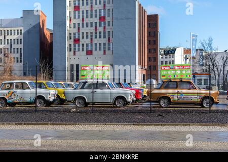 Berlin / Deutschland - 10. März 2017: Das Trabi Museum Berlin widmet sich der Geschichte des berühmten Trabant-Wagens, der in der DDR hergestellt wurde Stockfoto