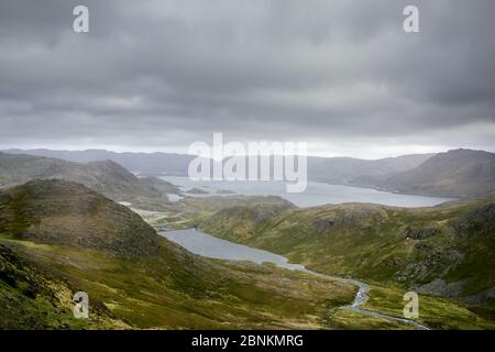 Schöne abgelegene & karge Landschaft auf der Insel Mageroya, Troms Og Finnmark County, im äußersten nördlichen Teil Norwegens. Stockfoto