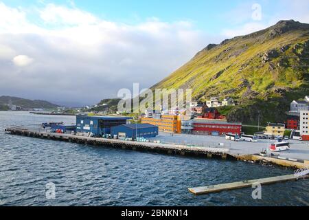 Hafen von Honningsvag, die nördlichste Stadt in Norwegen. Es befindet sich in der Gemeinde Nordkapp in Troms Og Finnmark County. Stockfoto