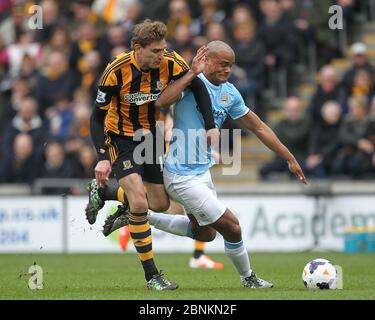 KINGSTON UPON HULL, ENGLAND - Vincent Kompany von Manchester City kämpft um den Besitz von Nico Jelavic von Hull City während des Premier League-Spiels zwischen Hull City und Manchester City im KC Stadium, Kingston upon Hull am Samstag, den 15. März 2014. Stockfoto