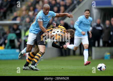 KINGSTON UPON HULL, ENGLAND - Vincent Kompany aus Manchester City schmettet mit Nico Jelavic aus Hull City während des Premier League-Spiels zwischen Hull City und Manchester City im KC Stadium, Kingston upon Hull am Samstag, den 15. März 2014. Stockfoto