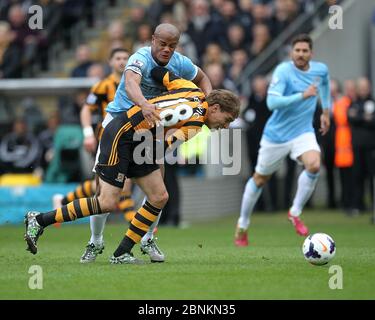 KINGSTON UPON HULL, ENGLAND - Vincent Kompany aus Manchester City schmettet mit Nico Jelavic aus Hull City während des Premier League-Spiels zwischen Hull City und Manchester City im KC Stadium, Kingston upon Hull am Samstag, den 15. März 2014. Stockfoto