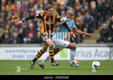 KINGSTON UPON HULL, ENGLAND - Vincent Kompany von Manchester City kämpft um den Besitz von Nico Jelavic von Hull City während des Premier League-Spiels zwischen Hull City und Manchester City im KC Stadium, Kingston upon Hull am Samstag, den 15. März 2014. Stockfoto