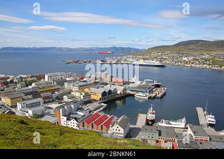 Stadt Hammerfest mit der Innenstadt, Hafen, Kreuzfahrtschiffe & Berge im Hintergrund. Hammerfest ist mit MOR die nördlichste Stadt der Welt Stockfoto