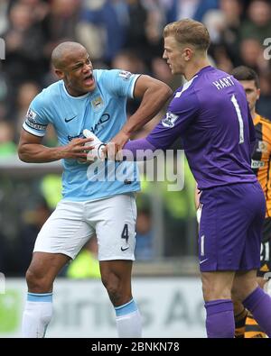 KINGSTON UPON HULL, ENGLAND - Joe Hart versucht Vincent Kompany zurückzuhalten, als er auf den Empfang einer roten Karte für die Bündelung von Nico Jelavic während des Premier League-Spiels zwischen Hull City und Manchester City im KC Stadium, Kingston upon Hull am Samstag, den 15. März 2014 reagiert (Quelle: Mark Fletcher (MI News) Stockfoto