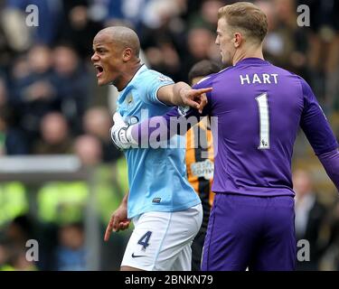 KINGSTON UPON HULL, ENGLAND - Vincent Kompany aus Manchester City reagiert, nachdem er eine rote Karte für die Bündelung von Nico Jelavic während des Premier League-Spiels zwischen Hull City und Manchester City im KC Stadium, Kingston upon Hull am Samstag, den 15. März 2014 erhalten hat. Stockfoto